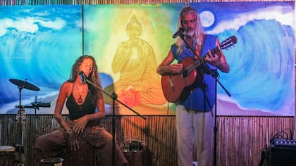 Gisele y Lucas viajan por el mundo llevando su música como el Dúo Artemisa