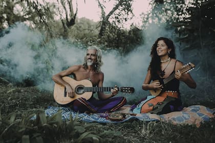 Gisele y su pareja crearon Dúo Artemisa, un conjunto musical y artístico con el que viajan por el mundo