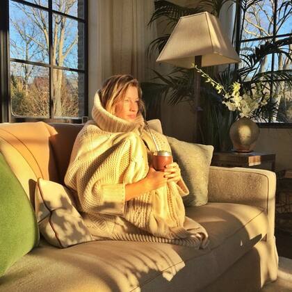 Giselle Bundchen, la supermodelo brasilera, toma mate para sentirse en casa.