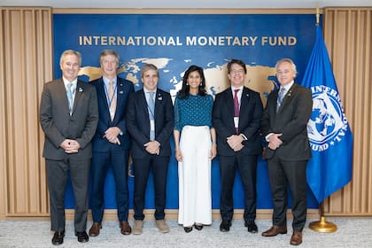Gita Gopinath con el equipo de funcionarios del gobierno de Javier Milei.