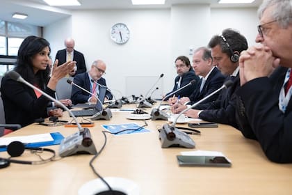 Gita Gopinath con Massa y su equipo, en abril en Washington, D.C.