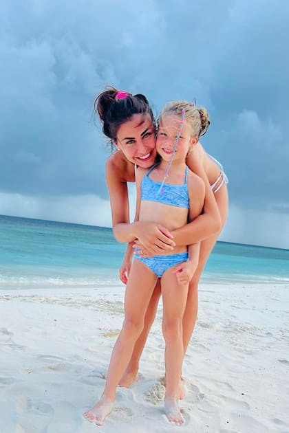 Giulia posa sonriente con Francesca.