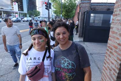 Giuliana (17) y su mama, Maria Martinez, viajaron desde Glew