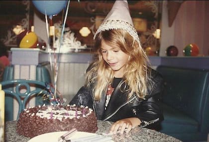 Giuliana Battellini, celebrando un cumpleaños de niña, en una imagen compartida por su mamá