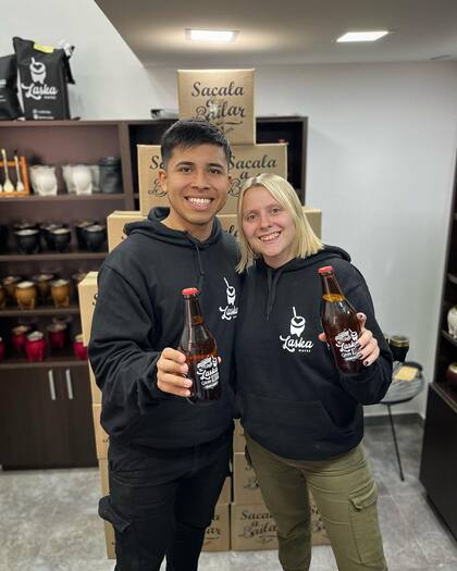 Giuliana y Matías, creadores de la cerveza artesanal estilo golden a base de yerba mate
