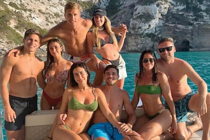 Giuliano con Irene (de bikini estampado), Giovanni junto a su mujer Giulia (de bikini verde); Gianluca con Abril (con cup negra); y Caro con Pablo.