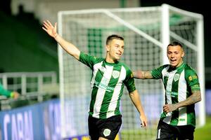 Giuliano Galoppo festeja el gol del triunfo, que anotó de penal; Urzi se acerca a felicitarlo