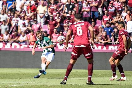 Giuliano Galoppo, mediocampista de Banfield, remata desde afuera del área y la pelota dará en el travesaño