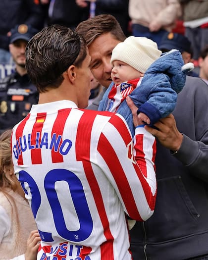 Giuliano junto a su hermano Gianluca y su sobrino Faustino (Foto: @giulisimeone)