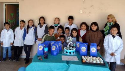 Giuliano junto a sus compañeros y docentes.