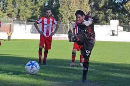 Giuliano Pambianco patea con todas sus fuerzas y convierte un gol para Sansinena contra La Armonía, por la primera división de la Liga del Sur.