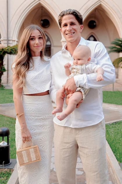 Giuliano posa con su ahijado y su novia Irene