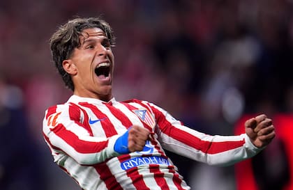 Giuliano Simeone celebra un gol con el Atleti como lo hace siempre: con el alma (Photo by Aitor Alcalde/Getty Images)