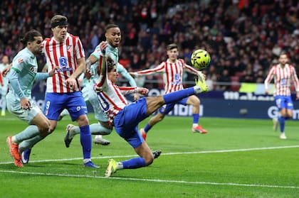 Giuliano Simeone intenta conectar un centro en el área de Betis