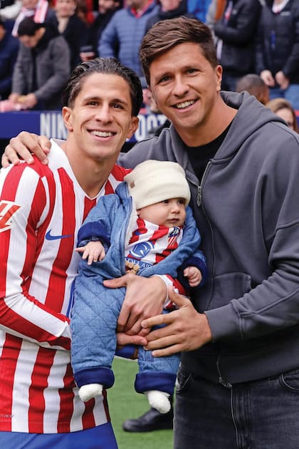 Giuliano y Gianluca posan con Faustino
después del partido