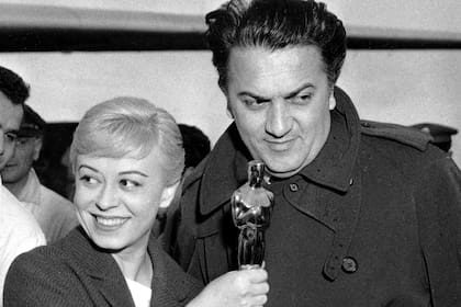 Giulietta Masina, con el Oscar que recibió el film La strada en la mano, junto a Federico Fellini