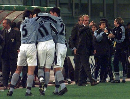 Giuseppe Favalli (5), Sinisa Mihajlovic (11) y Dejan Stankovic (20) celebran un gol de Lazio en 1998; Eriksson, detrás, da una indicación