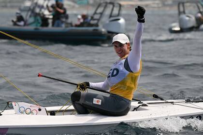 GLa neerlandesa Marit Bouwmeester celebra la conquista de la medalla dorada (Photo by NICOLAS TUCAT / AFP)