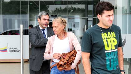Gladys Steffani, madre de María José Coni, se retira junto a su hijo Felipe y el consúl argentino Alberto Balboa de la morgue judicial
