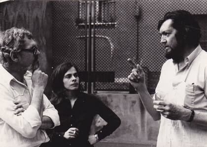 Glauco Capozzolli, Cristina Peri Rossi y Julio Cortázar en el taller de Glauco, Barcelona, 1974