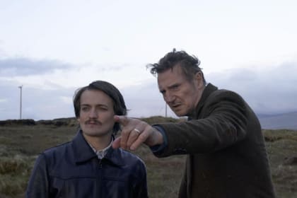 Gleeson y Liam Neeson en la película En la tierra de los santos y los pecadores (Foto: imdb)