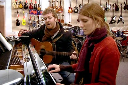 Glen Hansard y Marketa Irglová en Once de John Carney