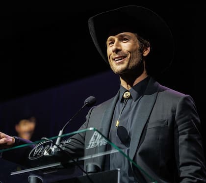 Glen Powell fue incluido en el salón de la fama de su tierra natal Texas