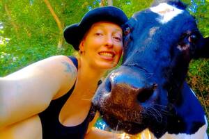 Glenda Hansson con una de sus vacas lecheras