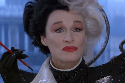 Glenn Close como Cruella DeVil, una de las más memorables villanas de Disney, en 101 dálmatas