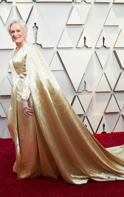 Un pesadísimo vestido capa para un estilo de reina en la noche de los Oscar 2019