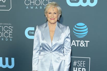 Glenn Close con un conjunto celeste metalizado de saco y pollera larga plisada