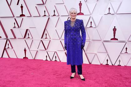 Glenn Close, nominada como mejor actriz de reparto por Hillbily: una elegía rural, llegó a la alfombra roja de Los Angeles luciendo un vestido azul de Giorgio Armani Privé con incruste de cristales