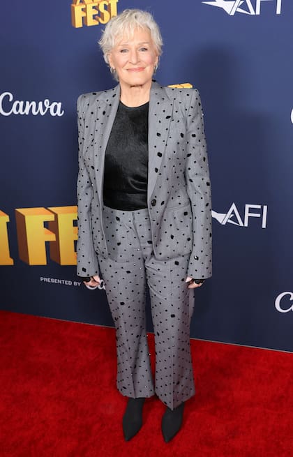 Glenn Close también dijo presente en el estreno de The Summer Book. La icónica actriz eligió un traje gris con apliques en negro para esta ocasión
