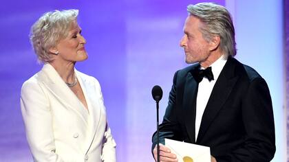 Glenn Close y Michael Douglas entregaron uno de los premios del Sindicato de Actores el pasado enero, más de 30 años después de rodar juntos Atracción fatal.