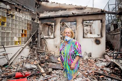 Glikeria Mpirliraki, frente a su casa destruída por los incendios forestales que se desataron en los alrededores de Atenas