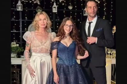 Gloria Carrá, Amelia y Luciano Cáceres en la celebración de los 15 años de la adolescente, quien heredó la vocación de sus padres