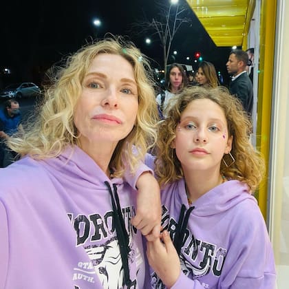 Gloria Carrá junto a Amelia, su segunda hija