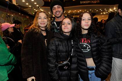 Gloria Carrá, Nacho Levy y Amelia Cáceres, la hija menor de la actriz