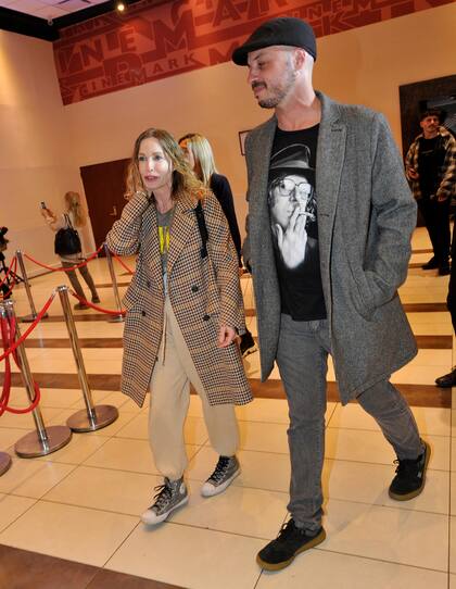 Gloria Carrá y su novio, al llegar al evento capturaron la atención de los fotógrafos