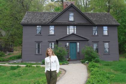 Gloria Casañas visitó dos veces Orchard House, la casa museo donde vivió la familia Alcott; la describe con detalle en un apéndice de su novela En el huerto de las Mujercitas.