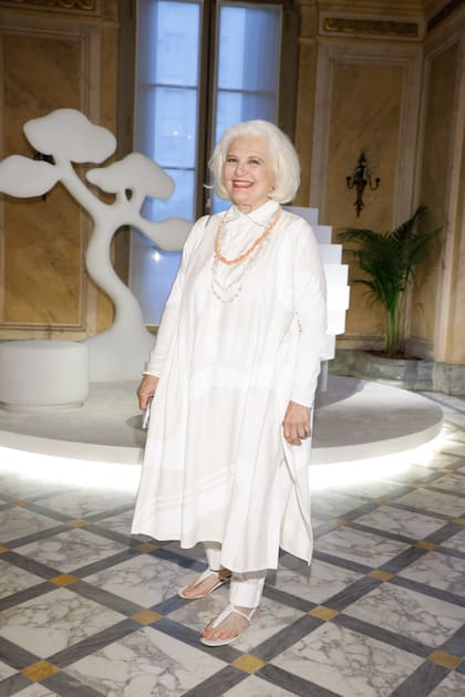 Gloria César, de punta en blanco, a tono con la muestra