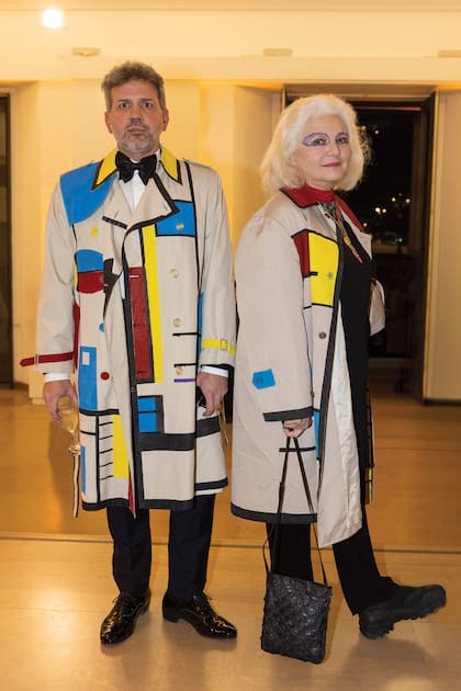 Gloria César se ocupó (como todos los años) de la ambientación. En la imagen se la ve junto al arquitecto, escenógrafo y vestuarista Sebastián Sabas, que la ayudó a pintar algunos cuadros que fueron parte de la escena. Eligieron looks coordinados al sumar a sus outfits dos impermeables que ese mismo día intervinieron Sabas y Luis María Daneri en el museo.