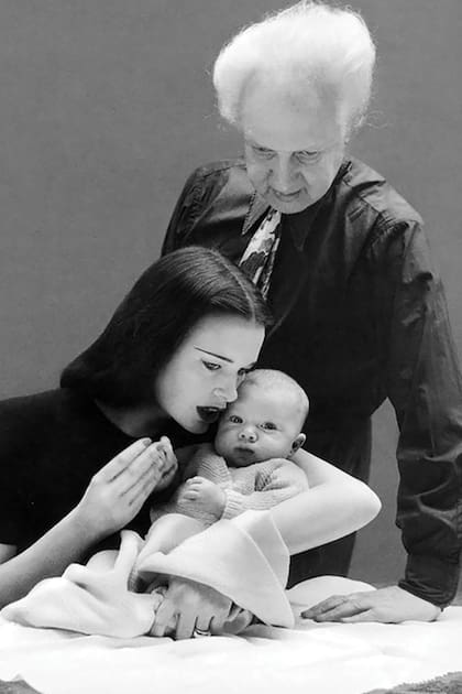 Gloria –con su hijo mayor, Stanley, en brazos– y su segundo marido, el director de orquesta Leopold Stokowski.