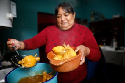 Gloria del Valle Aguirre cocina con su marido y sus hijos; aprendió, confiesa, de su abuela