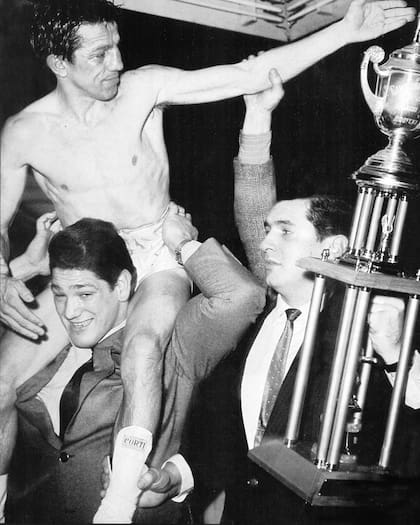 Gloria en 1965. Ringo Bonavena alza al campeón Horacio Accavallo. Con la copa, Tito Lectoure