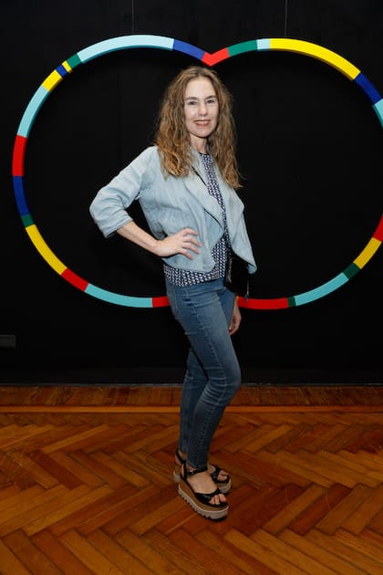 Gloria Fiorito en la muestra de De Volder. "La exposición reúne una serie de obras recientes del artista que dialogan con la tradición de la abstracción geométrica argentina"