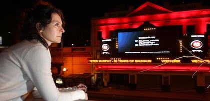 Gloria, frente al cartel luminoso que es el "nuevo integrante de su familia"