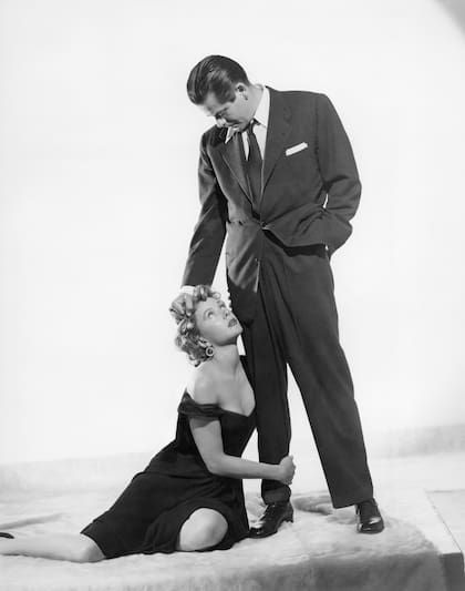 Gloria Grahame y Glenn Ford en el set de Los sobornados, de Fritz Lang