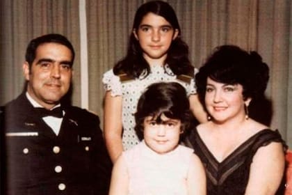 Gloria (de pie) junto a sus padres y su hermana menor, Rebecca