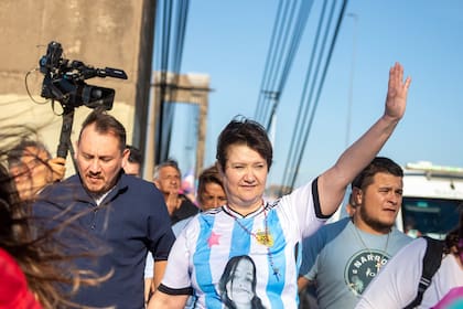 Gloria Romero, la madre de Cecilia, en una marcha en el puente que une Resistencia y Corrientes
